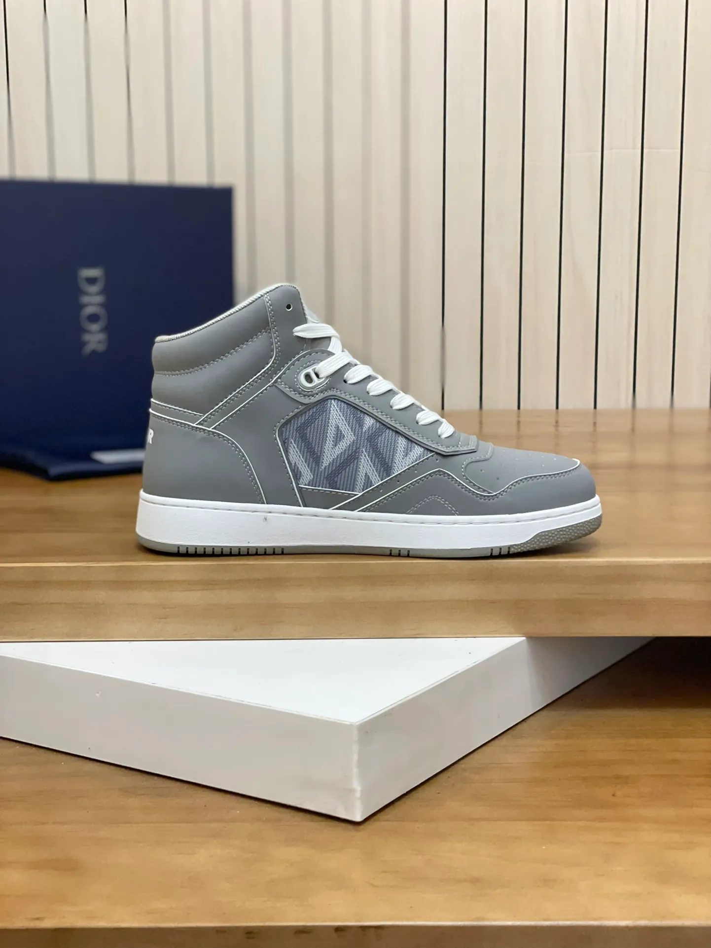 Men's shoes: 💰P460¥ Product trademark: Dior* "Dior*" high-top casual shoes Regular size: 38-44 (can be customized to 45.46) Product materials: Upper imported cowhide stitched with original fabric, breathable lining, original outsole. Number: 1006